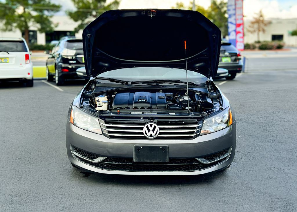 2013 Volkswagen Passat Image 25