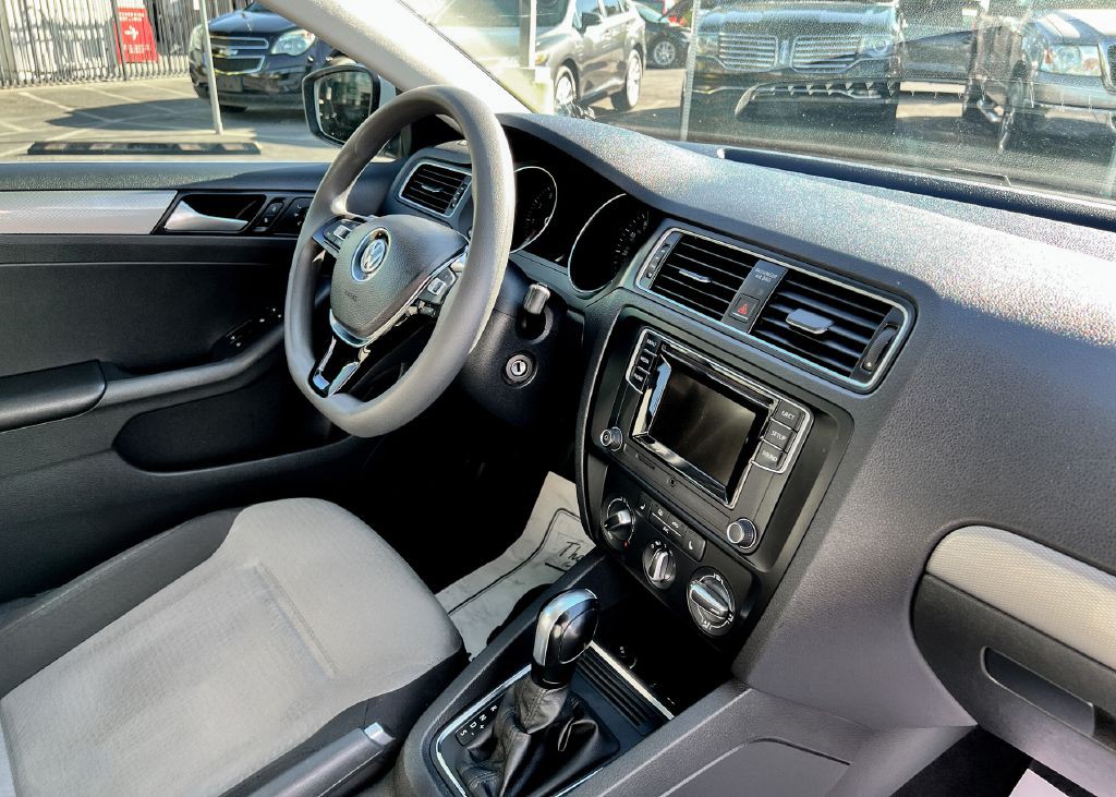 2017 Volkswagen Jetta Image 8