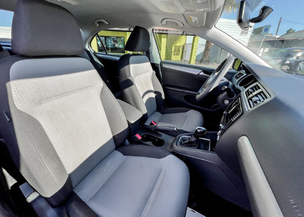 2017 Volkswagen Jetta Image 9