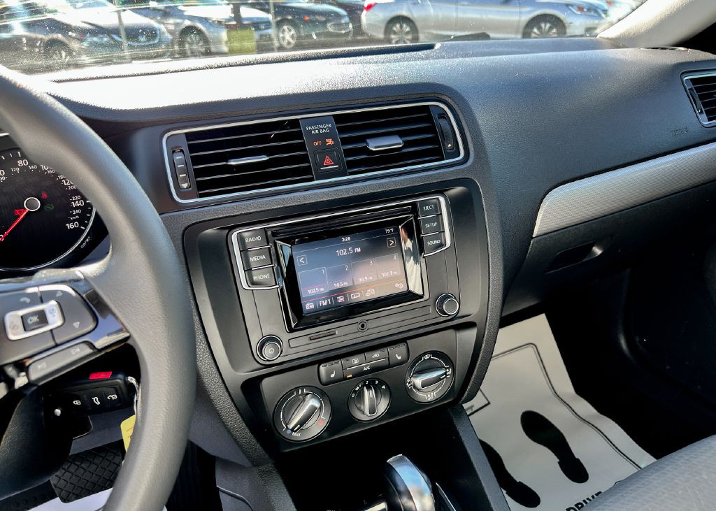 2017 Volkswagen Jetta Image 19