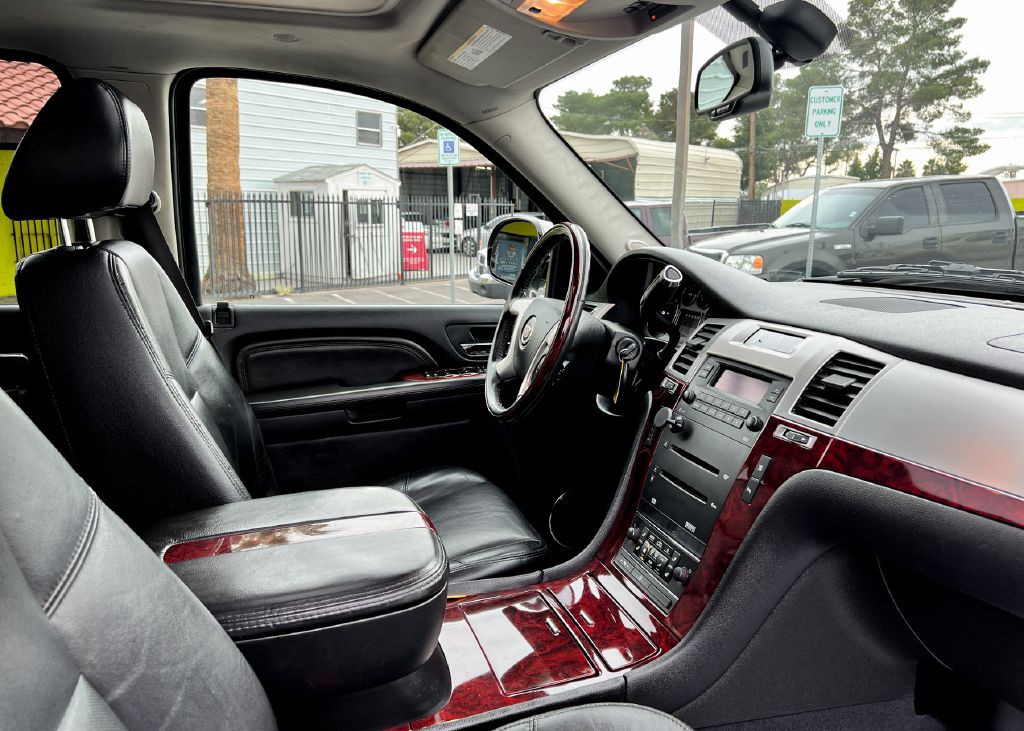 2008 Cadillac Escalade Image 10