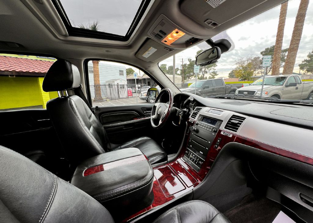 2008 Cadillac Escalade Image 12