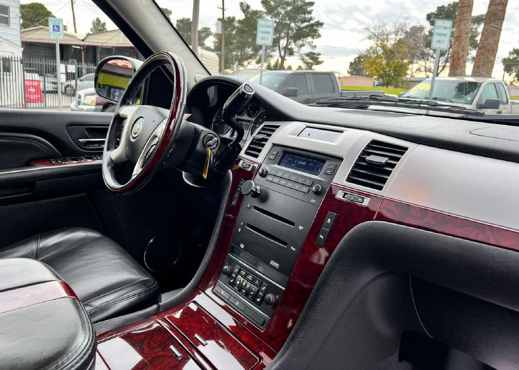 2008 Cadillac Escalade Image 16