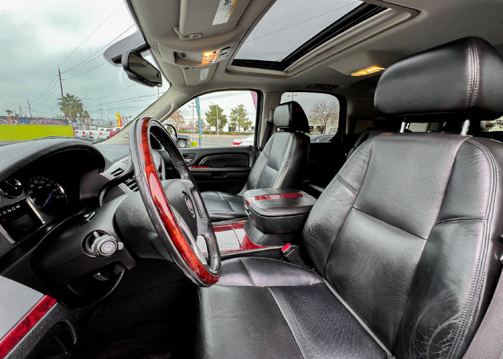 2008 Cadillac Escalade Image 25