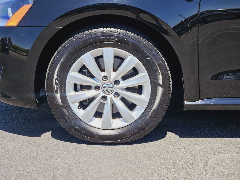 2014 Volkswagen Passat Image 32