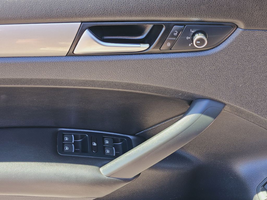 2014 Volkswagen Passat Image 36
