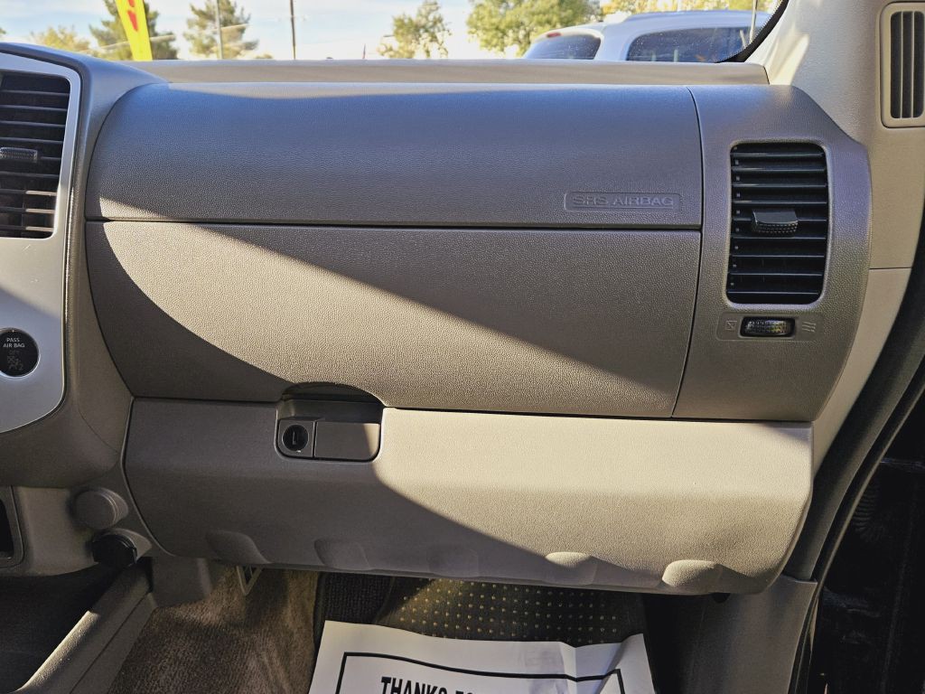 2010 Nissan Frontier Image 24