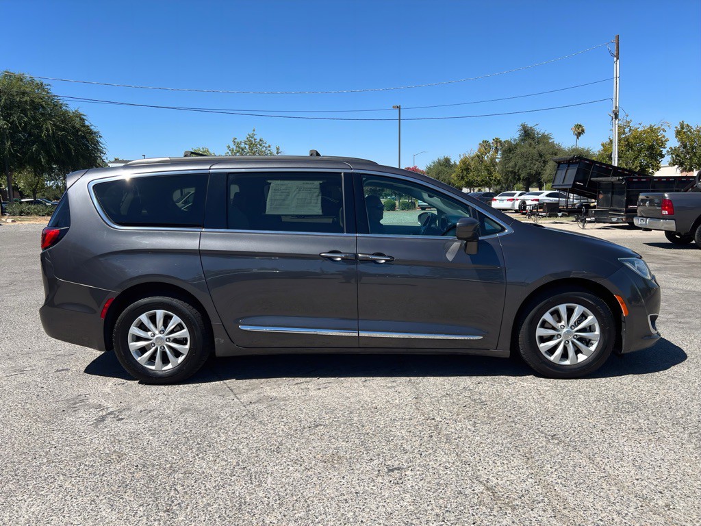 2017 Chrysler Pacifica Image 4