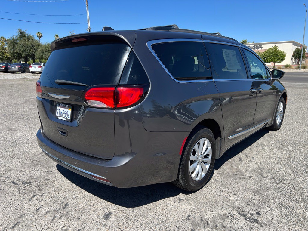 2017 Chrysler Pacifica Image 5