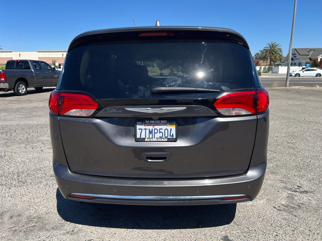 2017 Chrysler Pacifica Image 6