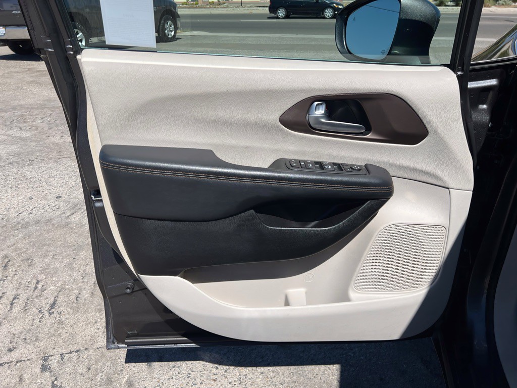 2017 Chrysler Pacifica Image 8