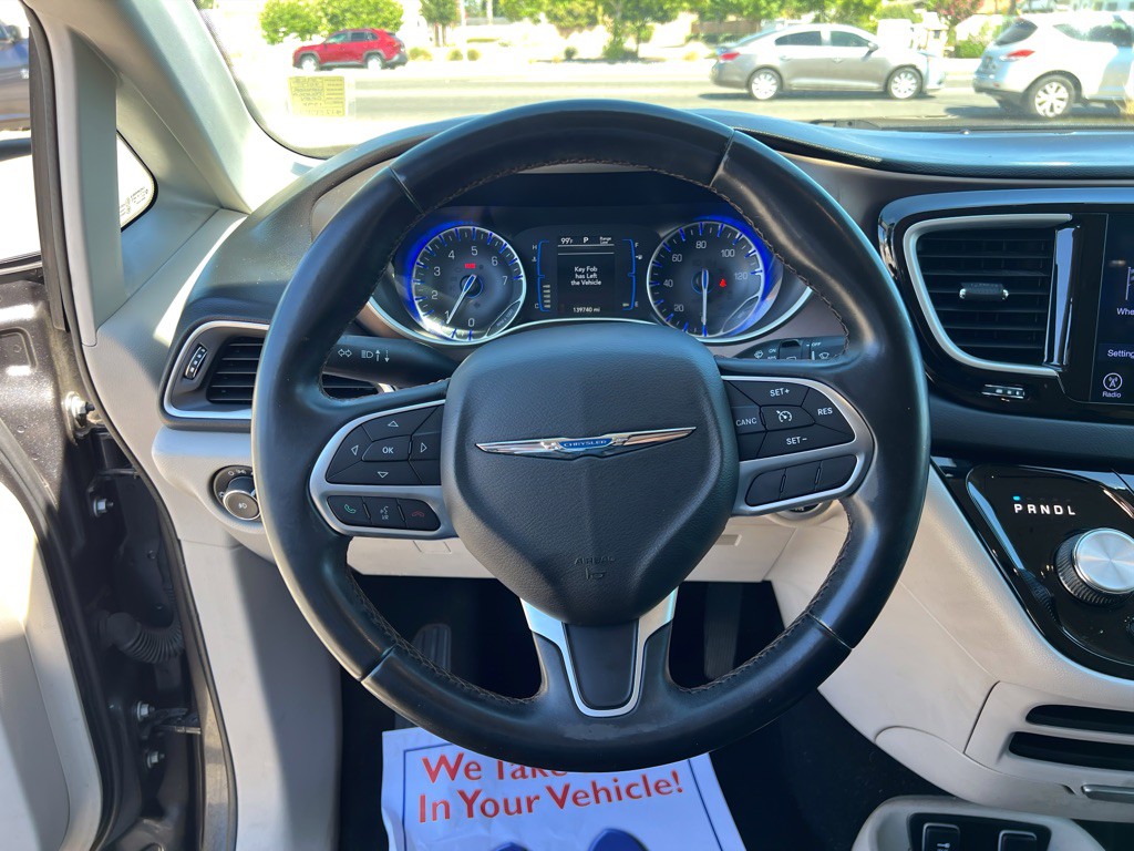 2017 Chrysler Pacifica Image 11