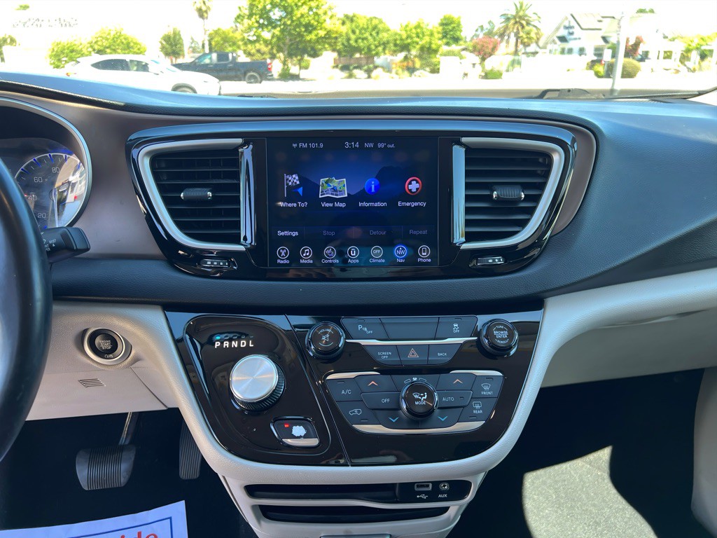 2017 Chrysler Pacifica Image 12