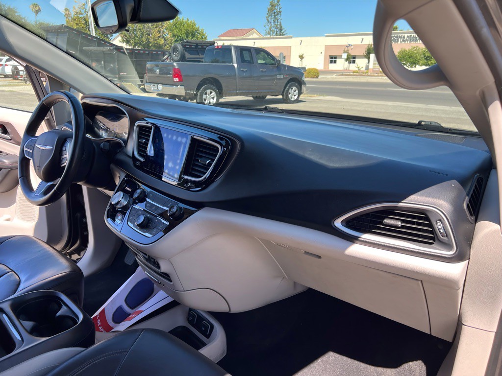 2017 Chrysler Pacifica Image 14