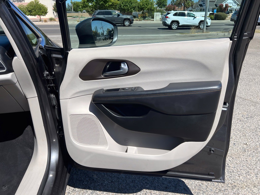 2017 Chrysler Pacifica Image 16