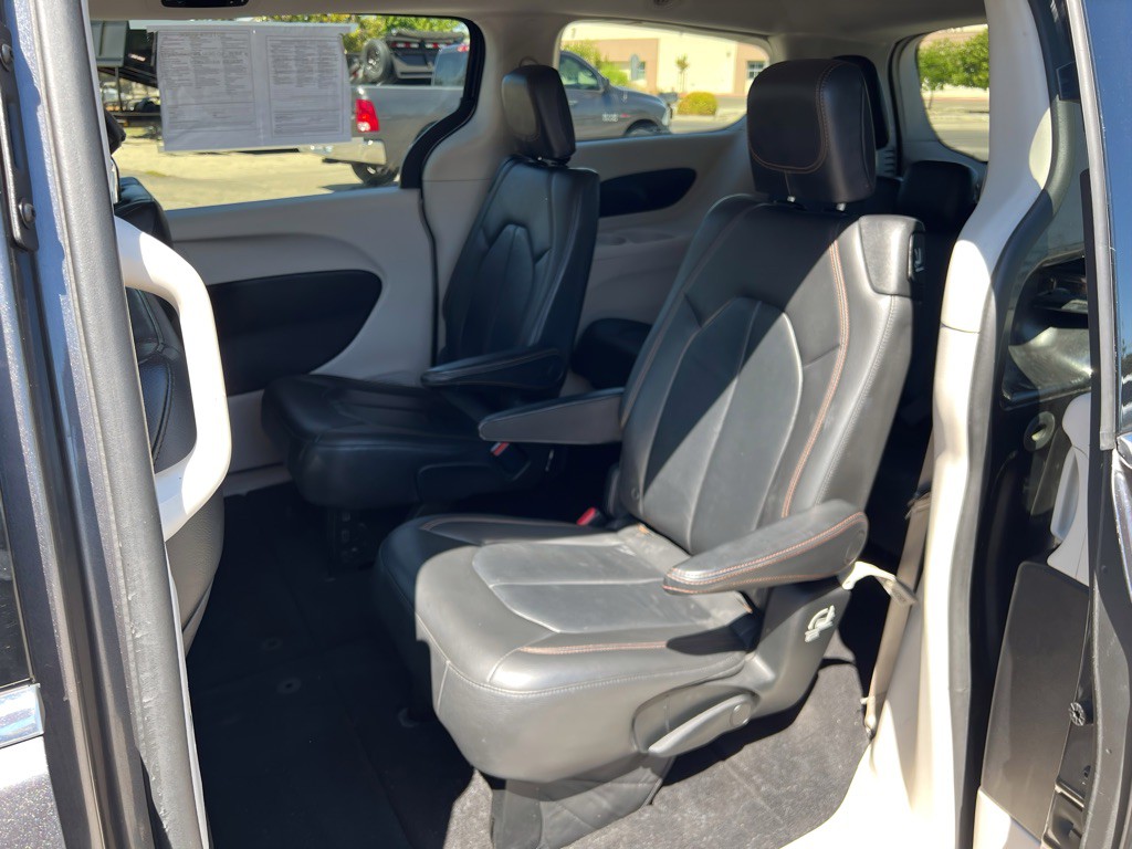 2017 Chrysler Pacifica Image 18