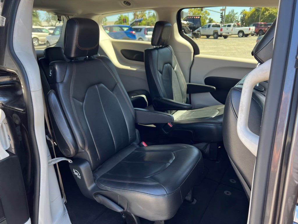 2017 Chrysler Pacifica Image 19