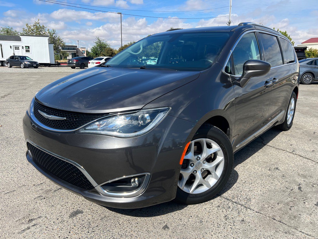 2017 Chrysler Pacifica Image 2