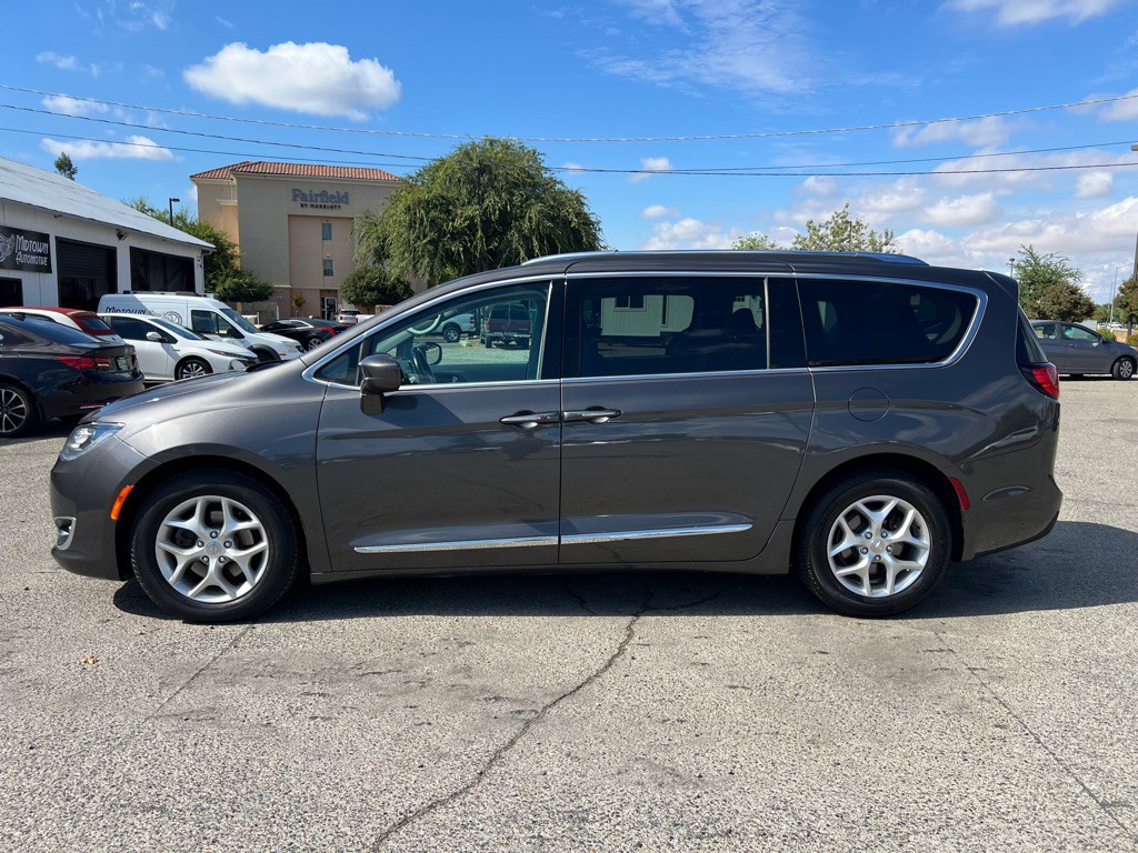 2017 Chrysler Pacifica Image 5