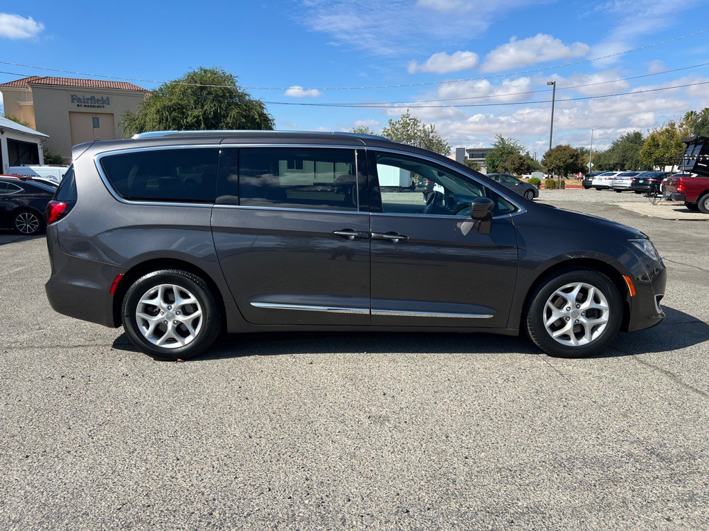 2017 Chrysler Pacifica Image 6