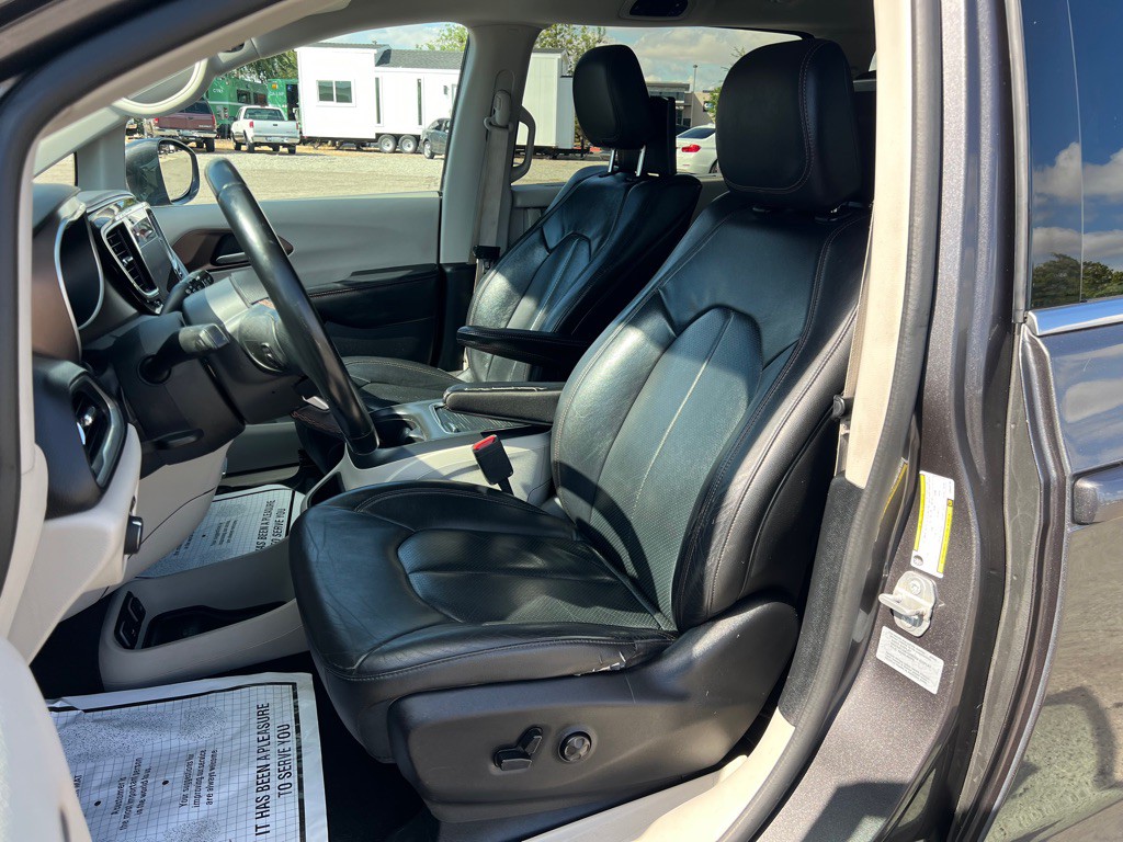 2017 Chrysler Pacifica Image 11