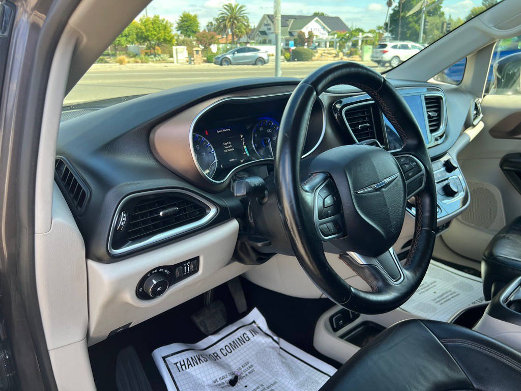 2017 Chrysler Pacifica Image 12