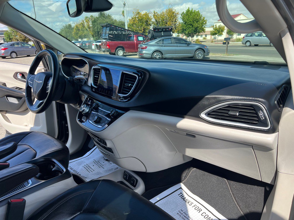 2017 Chrysler Pacifica Image 16