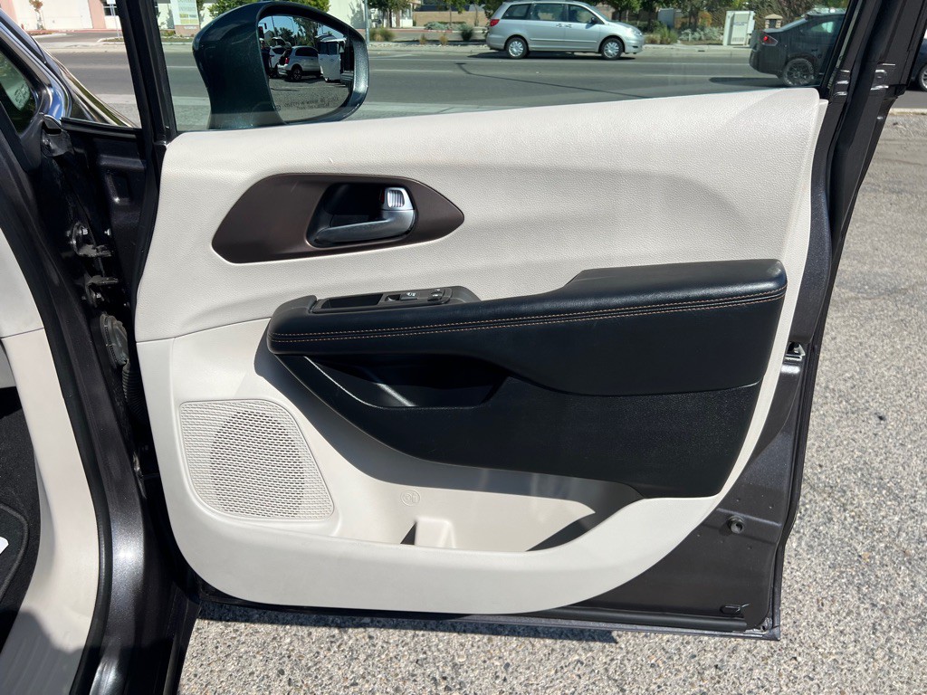 2017 Chrysler Pacifica Image 18