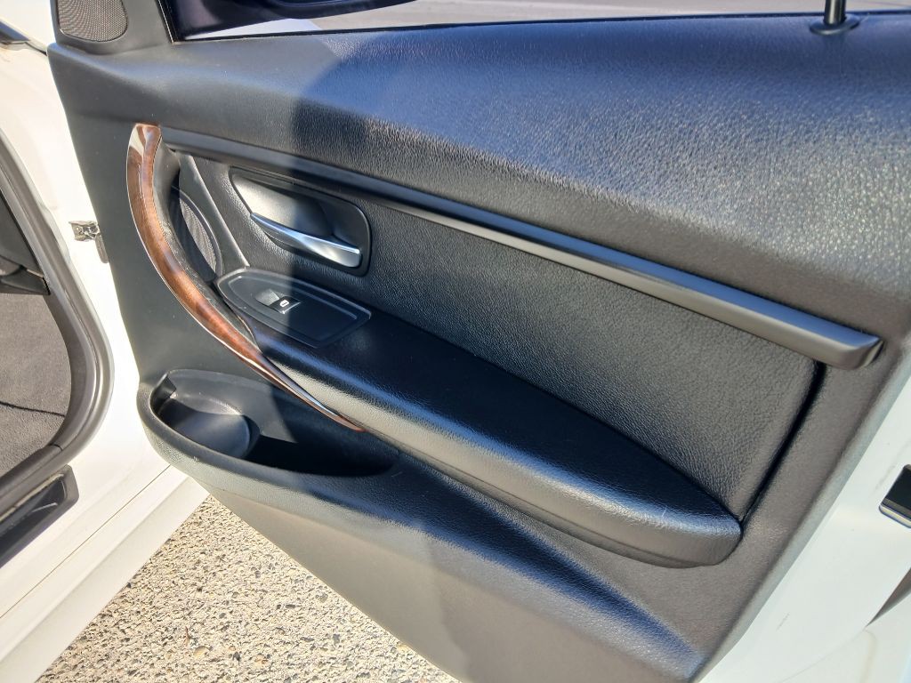 2016 BMW 3 Series Image 17