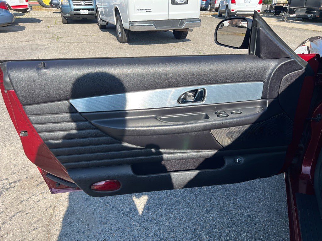 2004 Ford Thunderbird Image 10