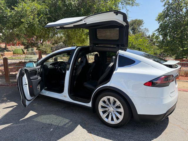 2016 Tesla Model X Image 6