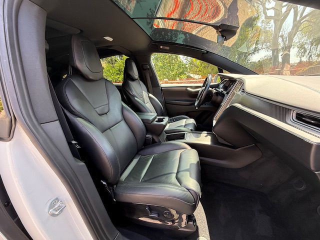 2016 Tesla Model X Image 13