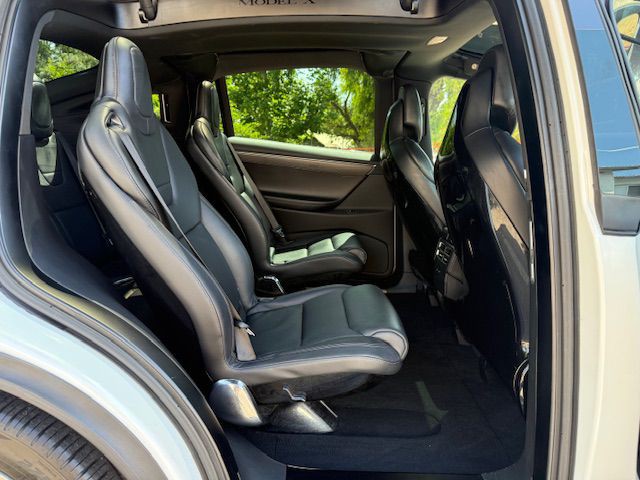 2016 Tesla Model X Image 15