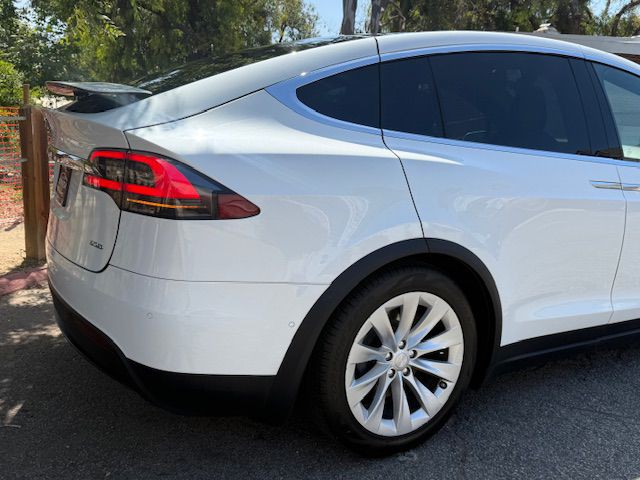 2016 Tesla Model X Image 24