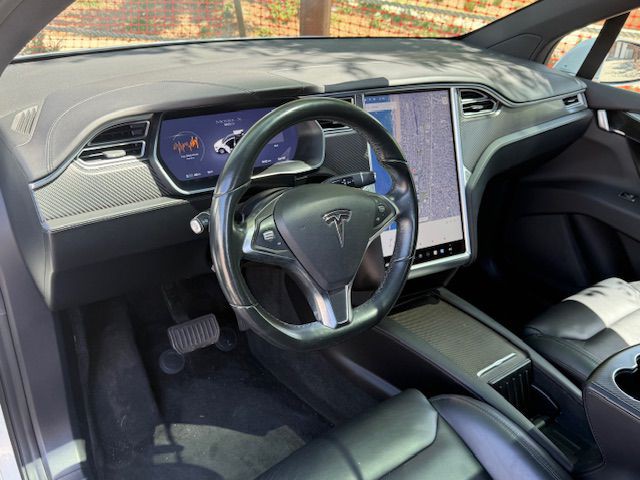 2016 Tesla Model X Image 30