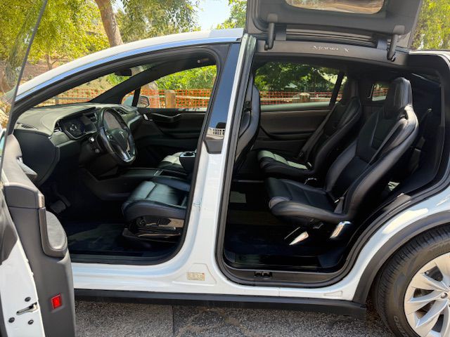 2016 Tesla Model X Image 32