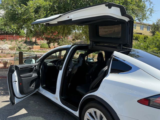 2016 Tesla Model X Image 33