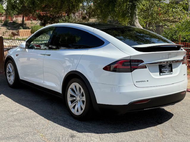 2016 Tesla Model X Image 37