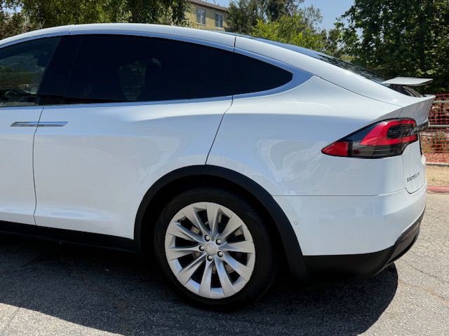 2016 Tesla Model X Image 38