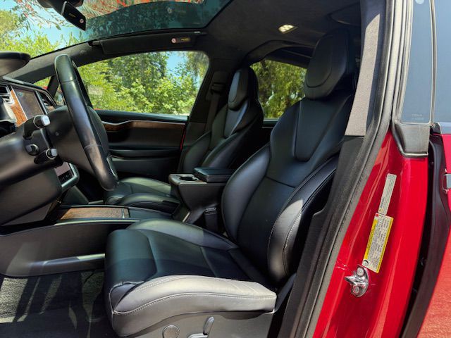 2017 Tesla Model X Image 11