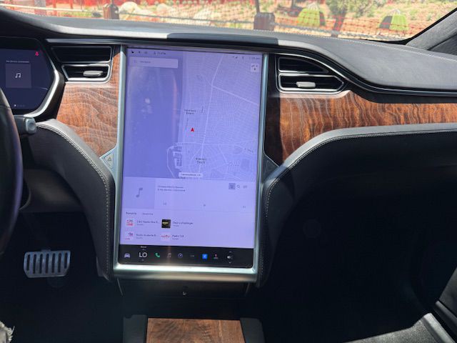 2017 Tesla Model X Image 30