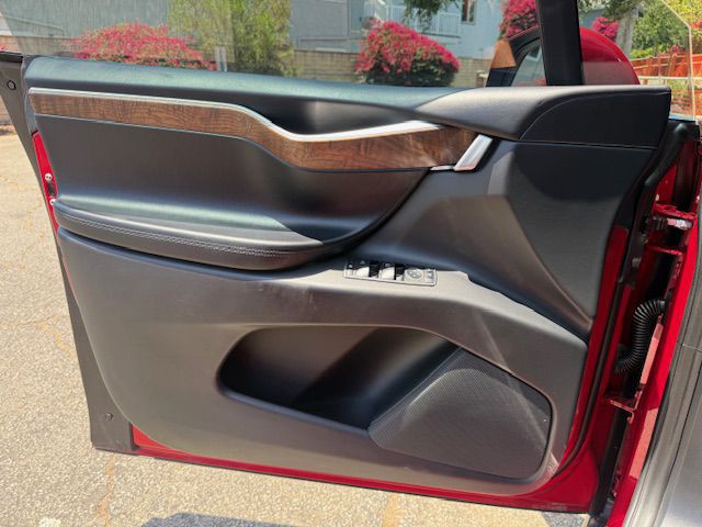 2017 Tesla Model X Image 32
