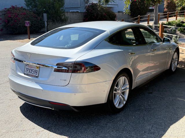 2015 Tesla Model S Image 2