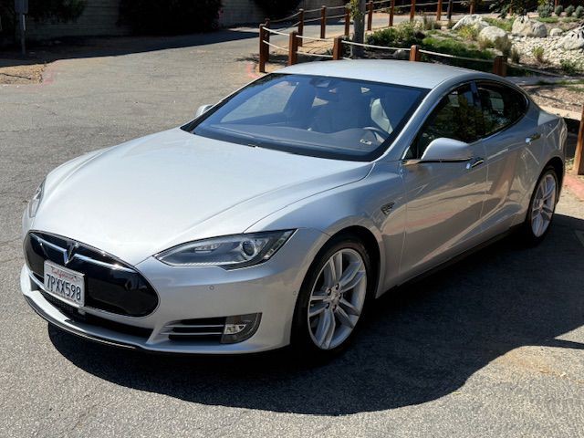 2015 Tesla Model S Image 3
