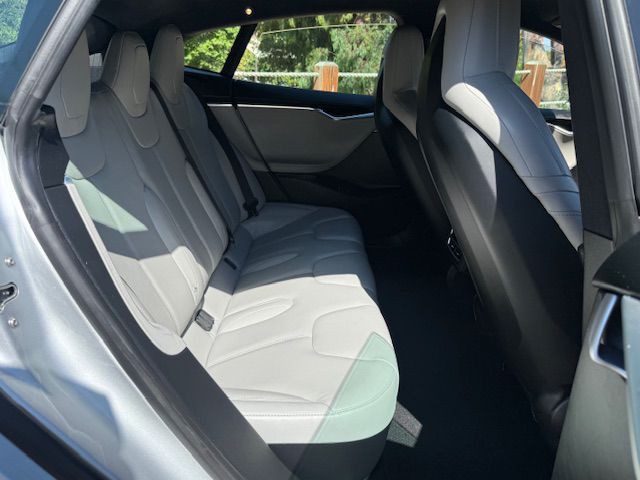 2015 Tesla Model S Image 7