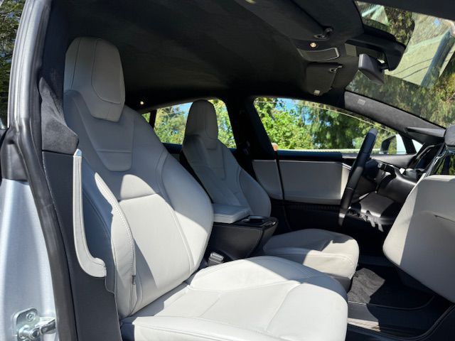 2015 Tesla Model S Image 10