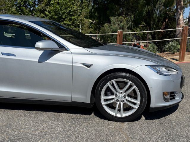 2015 Tesla Model S Image 12