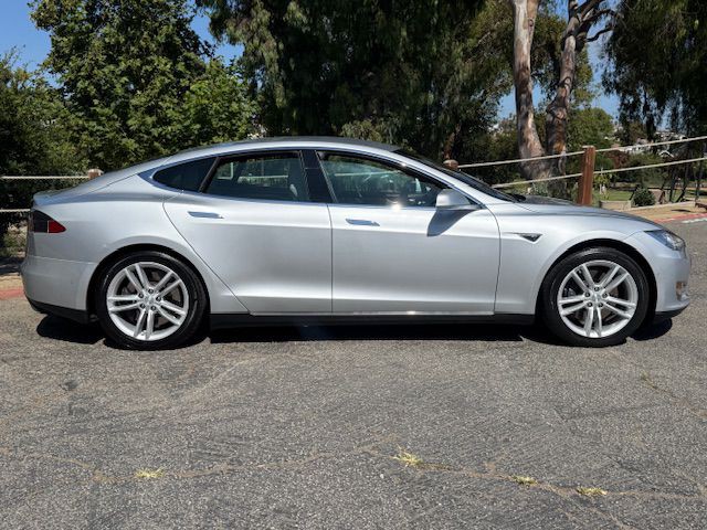 2015 Tesla Model S Image 13
