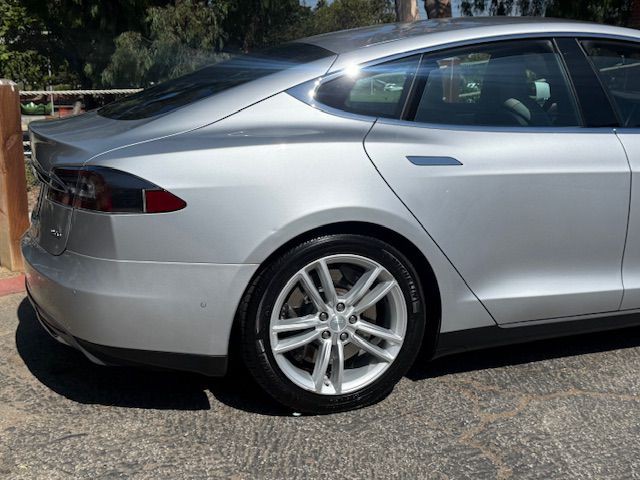 2015 Tesla Model S Image 14