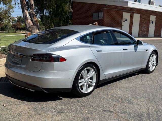 2015 Tesla Model S Image 15